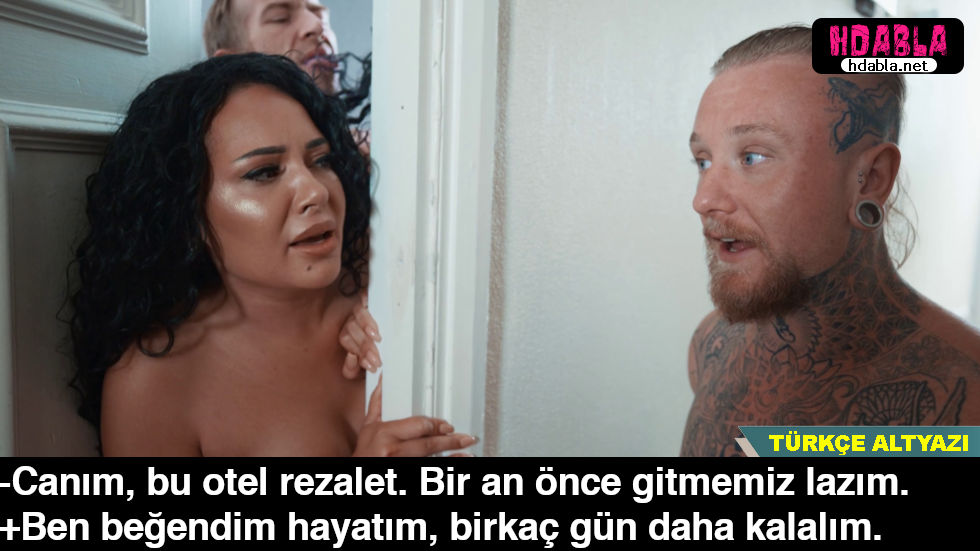 Kaşar kadın sevgilisiyle konuşurken kapının arkasında otel sahibine veriyor