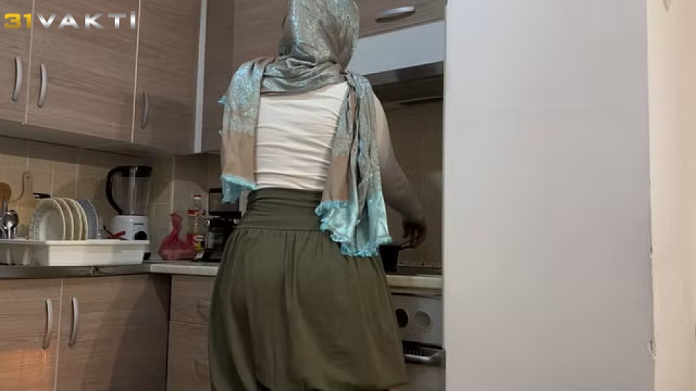 Yemek Yapan Türbanlı Annem (Türk)